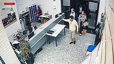 Los cuatro detalles que demostrarían por qué la foto de Mazón entrando al Cecopi es falsa: un periodista de 'El salto' da todas las claves