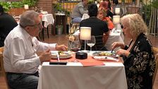 La surrealista reacción de José al conocer las fantasías sexuales de su cita: "Me gustaría que me hicieras un stiptease"