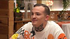 Un soltero confiesa a su cita su peculiar afición por el performance: "De fiesta suelo llevar lencerias de estilo suspensor"