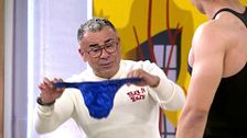 Jorge Javier Vázquez se prueba un bañador de culturista de un invitado de 'El diario de Jorge': "¿Te pones esta cosa tan pequeña?"