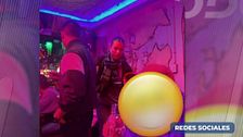 La imagen de la princesa Leonor 'de cañas' en un pub de Chile con una jarra de cerveza en la mano