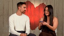 Una soltera de 'First Dates' recurre a la inteligencia artificial para su decisión final y Carlos Sobera le da un zasca