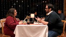 Carlos Sobera sigue el juego a una soltera en 'First Dates' y da lugar a un insólito momento