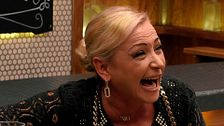 El surrealista ataque de risa de una soltera de 'First Dates' ante las preguntas de Carlos Sobera: "¿Qué hago?"