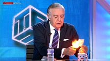Antonio Camuñas, expresidente de la Cámara de Comercio, saca un fajo de billetes y lo quema en directo: "Eso es lo que hace la bolsa todos los días"