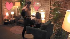 Un striptease con sorpresa final en ‘First Dates’: “Está bien dotadito”