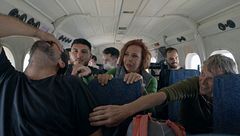 El caótico vuelo de los invitados de 'Universo Calleja' hacia el aeropuerto más peligroso del mundo: "Nos vamos a estrellar"