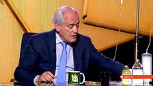 El doctor José Cabrera muestra en 'Horizonte' los líquidos utilizados en el embalsamiento del papa Francisco