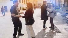 Una espontánea roba un baile a Xuso Jones durante un momentazo de ‘Lo sabe, no lo sabe’: “¿De dónde eres?”