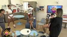 Paula, psicóloga, imparte un taller de emociones en el vecindario
