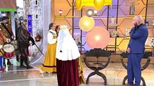 Una invitada le pide matrimonio a su pareja disfrazada de Isabel la Católica y él se queda alucinado