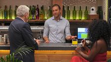 Matías frena en seco el coqueteo de una soltera de ‘First Dates’: “Es una relación de barman a cliente, nada más”