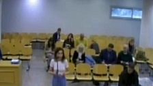 Las imágenes de María León ante el juez: "Me tiraron contra una valla, caí al suelo y me arrastraron"