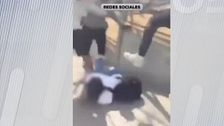Durísimas imágenes de una salvaje paliza a un menor a la salida de un instituto en Mataró, Barcelona: "Le han roto varias costillas"