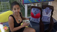 Mayeli, ante la soledad del trastero, convierte dos cojines en sus amigas
