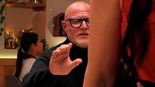 Dos solteros de ‘First Dates’ tontean de forma extrema en medio del restaurante: ¡él incluso intenta tocarle el culo a su cita!