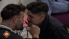 Gerard y Álvaro juegan en el "Arriesgar o besar" a "La dama y el vagabundo"