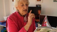La madre de Calleja nos recita su poema 'Superpareja'