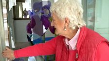 Las puertas de cristal de la casa de la madre de Calleja están decorados con vinilos hechos con fotografías de sus flores.