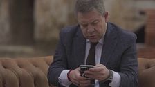 Emiliano García-Page busca en su móvil cuál ha sido su último mensaje con Pedro Sánchez y descubre algo inesperado