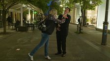 Xuso Jones y una participante de 'LSNLS' recrean la famosa escena de la ducha de 'Psicosis'