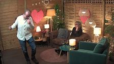 Un soltero sorprende a su cita en ‘First Dates’ bailando a lo Michael Jackson: “Lo que se hace por amor”