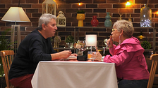 Un soltero no se corta y presume en 'First Dates' de su último retoque estético: "Me llaman guapo"