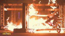 Dori protagoniza el momento más tenso de 'La noche de los récords' al atravesar un túnel de fuego con la moto