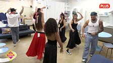 Los vecinos ensayan la coreografía de sevillanas del reto semanal