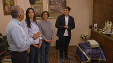 Xuso Jones visita un templo hindú y, tras conocer todos los detalles de su religión, acaba 'captando' a dos concursantes de 'LSNLS'