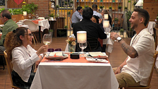 Una soltera con discapacidad de ‘First Dates’ deja a su cita mudo con su humor negro: “Me gusta el sexo a tres”