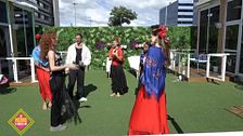Albert Infante llega al vecindario para celebrar una fiesta flamenca
