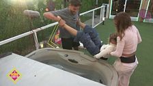 El cómico momento en el que tiran a Andrea al jacuzzi: "Es un sacrificio"