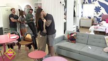 El beso nervioso entre Maica y Albert en el "Arriesgar o Besar" :"Cierra los ojos y no pienses"