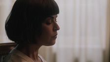 Elena es interrogada por el comisario durante la redada a 'La Favorita'