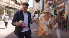 Una señora de Getafe sale corriendo al ver a Xuso Jones en ‘Lo sabe, no lo sabe’