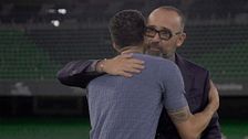 El especial regalo de Marc Bartra a Risto Mejide en su entrevista en 'Viajando con Chester': "Estas cosas me emocionan"