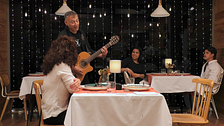 Un soltero sorprende en 'First Dates' celebrando las sus calabazas de su cita con música