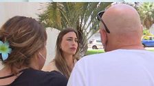 Un vecino abusó de su hija y ahora les amenaza: "Ayer su pulsera pitó hasta 20 veces"