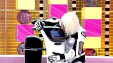 La mujer robot que impactó a Emma García presenta a su novio, con el que se conecta por USB: "Es muy mono"