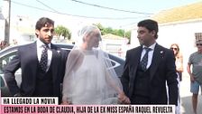 La espectacular llegada a la parroquia de Claudia, hija de Raquel Revuelta, el día de su boda