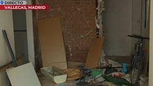 Entramos en el edificio de "los horrores" de Vallecas tras ser desokupado: 15 años con secuestros, homicidios y tráfico de drogas