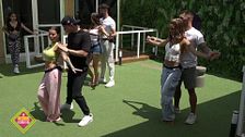 El reto semanal: Los vecinos sacan su lado más sensual bailando bachata