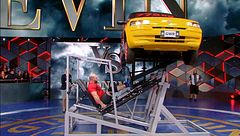 Duelo de titanes: dos de los hombres más fuertes del mundo compiten levantando un coche de 778 kilos