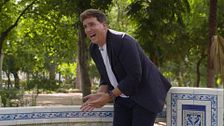 El cómico percance de Xuso Jones al apoyarse en el respaldo de un banco de Castellón “¡Me he manchado!”