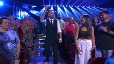 El espectacular arranque de 'La noche del Gran Show': del momentazo de Dani Martínez con el público a la presencia de King África