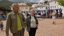 Los vecinos de Sot de Chera enloquecen con la llegada de Jesús Calleja: Así ha sido el cálido recibimiento entre aplausos