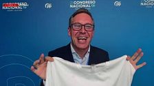 Alfonso Serrano muestra la camiseta con la frase de Pedro Sánchez vendida en el Congreso nacional del PP