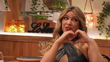 Dos solteros, en medio de sus respectivas citas, tienen una divertida conversación de mesa a mesa: "¡Me he enamorado!"