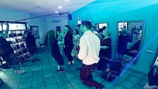Se monta la fiesta con la llegada de Xuso Jones a una peluquería: “¿Es esto una discoteca?”